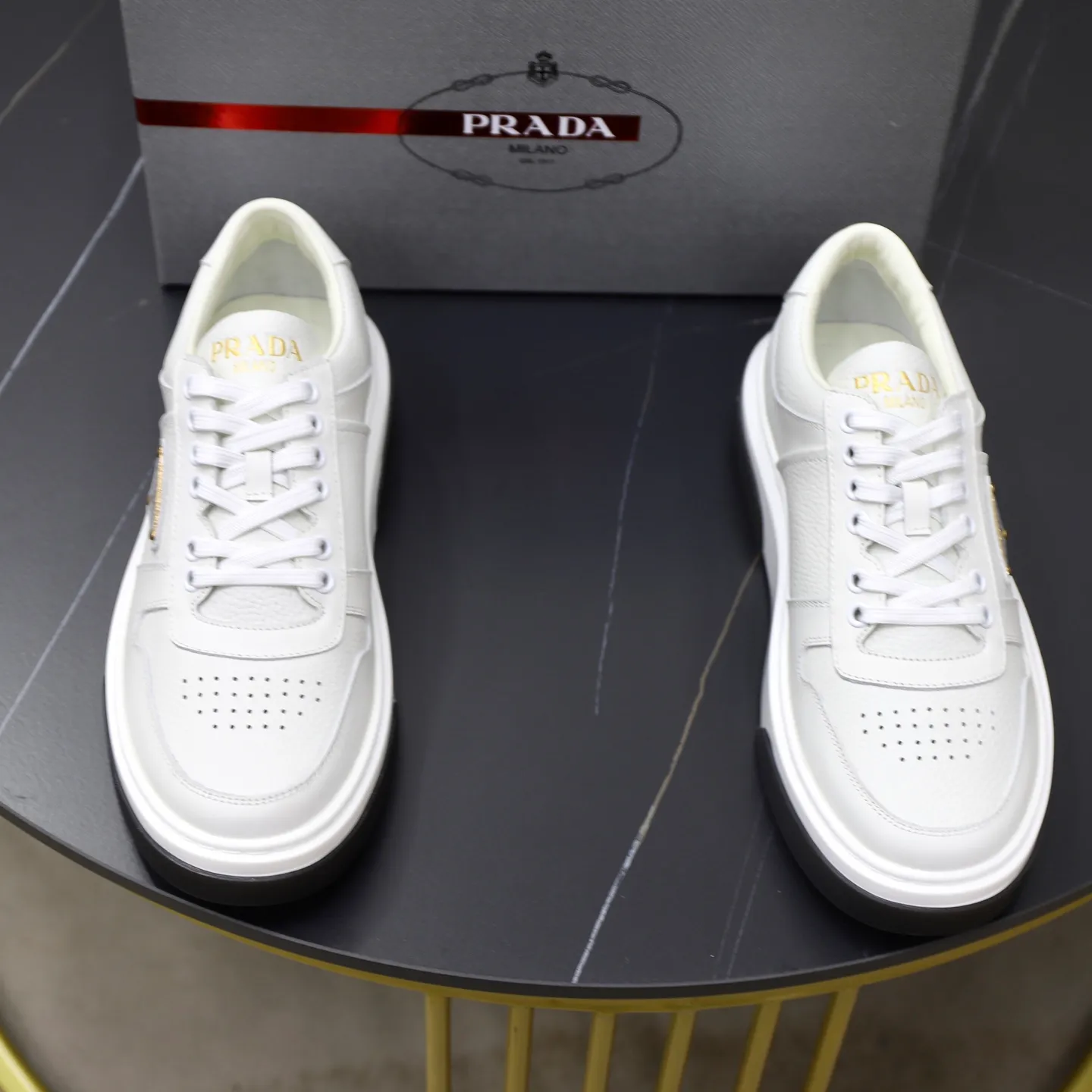 Factory price: 720💰Top original order Brand: PRADA (Prada) Standard code: Men's size 38/44 (45 can be customized) Grade: Same as the official website Material: Original cowhide stitching imported cowhide lining Original combination two-color wear-resistant soft outsole Style category: Leisure and sports version Young fashion European and American trend British style Color: Actual picture color